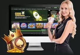 Pertandingan bulu tangkis intens dengan pemain siap menyerang smash